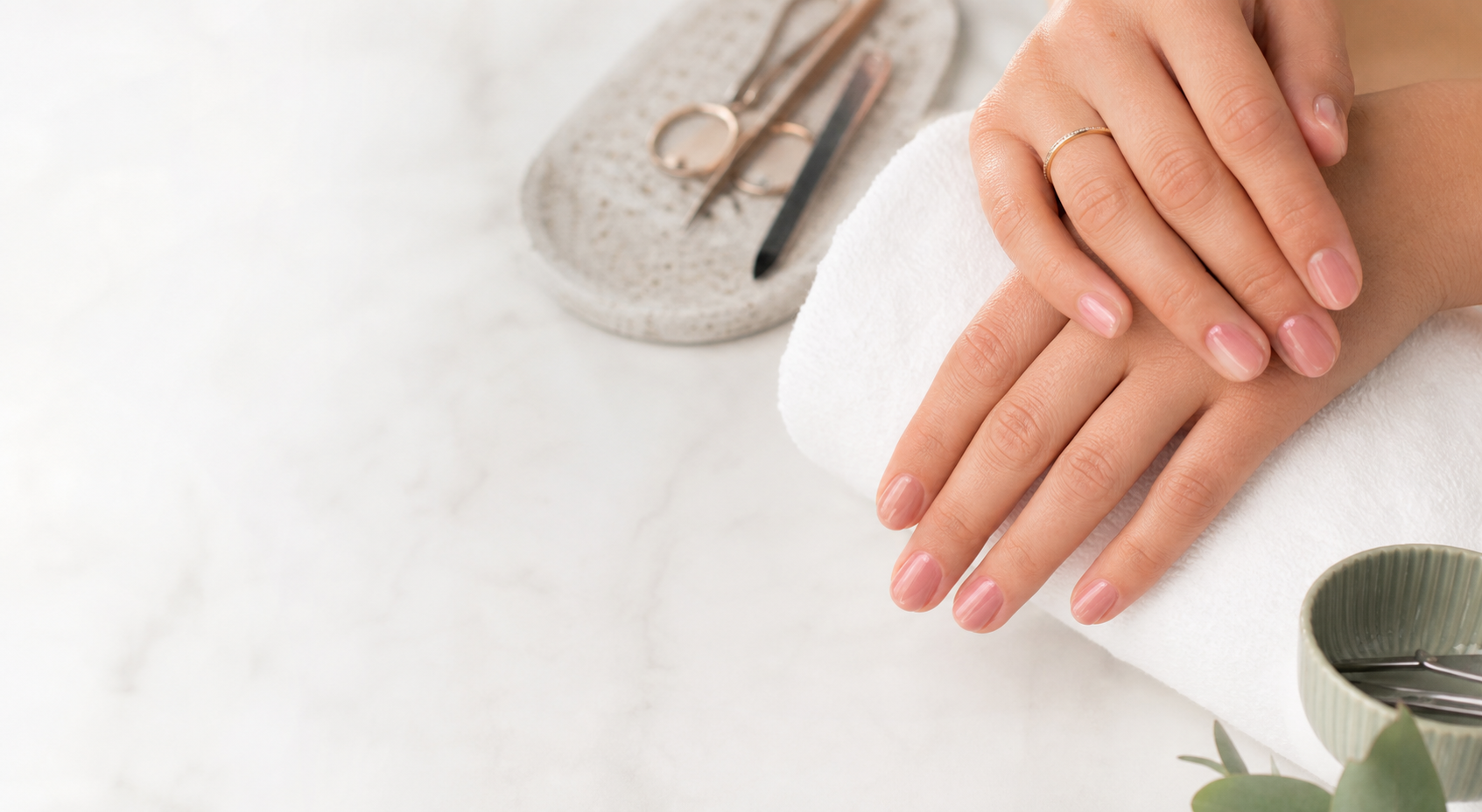 Manichiura eleganta in nuante naturale intr-un studio de nails